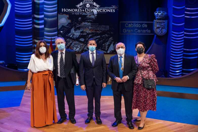 El presidente del Cabildo, el alcalde, la vicealcaldesa y la concejala Celeste López con Antonio Cejudo, director de Los Faycanes/TA.